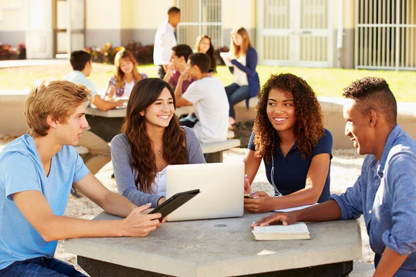 Elever som umgås på campus — Stockfoto