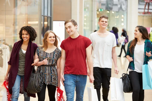 Grupo de jóvenes amigos de compras en el centro comercial juntos — Foto de Stock