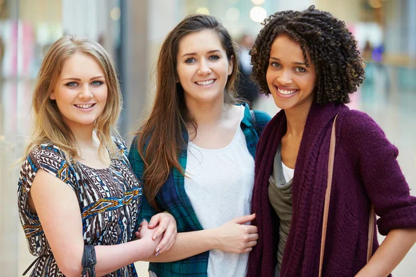 Drei Freundinnen shoppen gemeinsam in Einkaufszentrum — Stockfoto