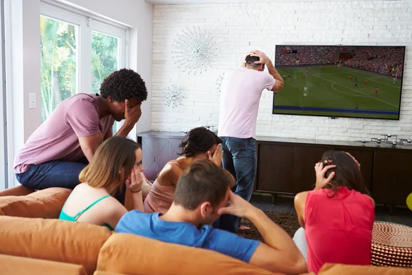 Vrienden kijken naar voetbal samen — Stockfoto