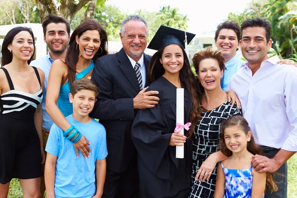 Estudante hispânico e família celebrando a graduação — Fotografia de Stock