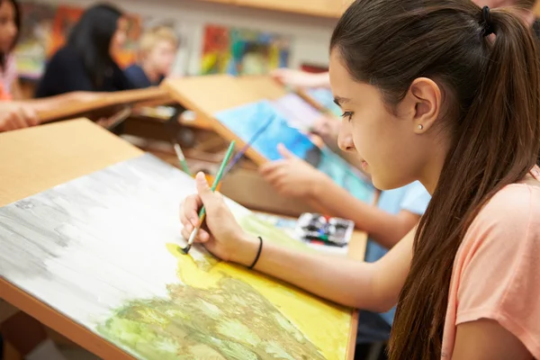 Elève en classe d'art au lycée — Photo