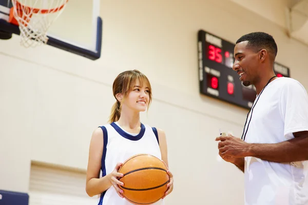 Jogador de basquete falando com o treinador — Fotografia de Stock