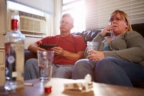 Pareja con vodka y cigarrillos — Foto de Stock