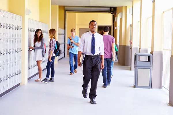 Students And Teacher Walking Along Hallway — Stock Photo, Image