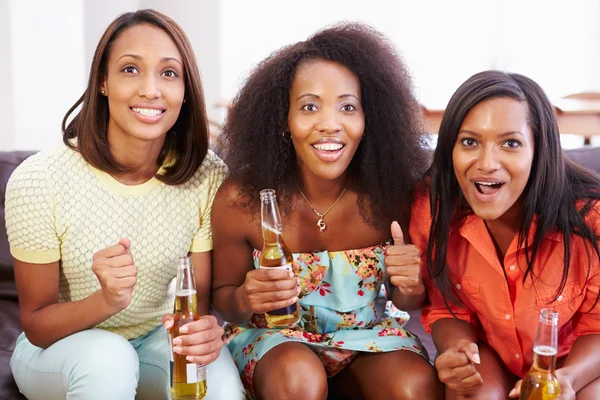 Grupo de mujeres sentadas en un sofá viendo televisión juntas — Foto de Stock