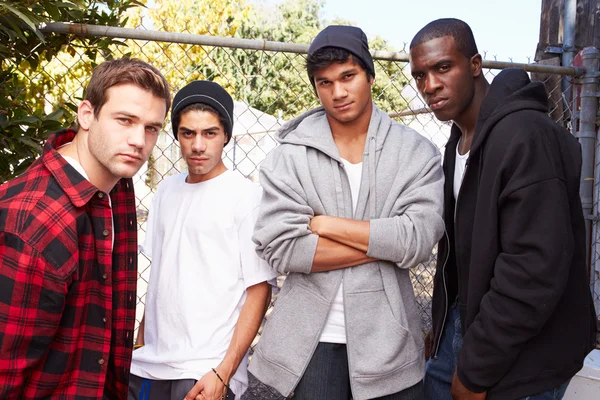 Grupp unga män i Urban — Stockfoto