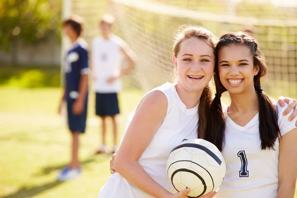 Mitglieder der High-School-Fußballmannschaft — Stockfoto