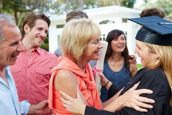 Estudante e família celebrando a graduação — Fotografia de Stock