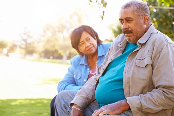 Senior vrouw troostend ongelukkig Senior man Outdoors — Stockfoto