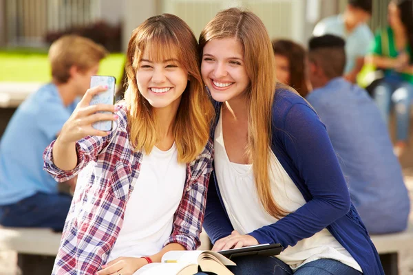 Estudantes do sexo feminino levando selfie no campus — Fotografia de Stock