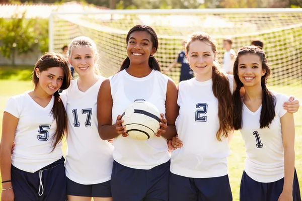 Medlemmar i high school fotbollslag — Stockfoto