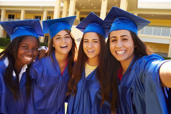 Grupo de estudantes do sexo feminino comemorando a graduação — Fotografia de Stock