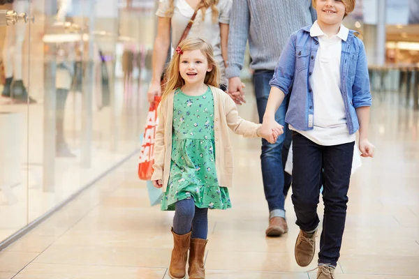 Crianças em viagem para shopping center com pais — Fotografia de Stock