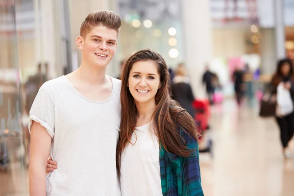 Jovem casal shopping center no shopping juntos — Fotografia de Stock