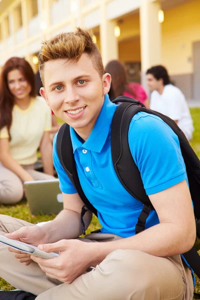 Studenten die studeren op de campus — Stockfoto