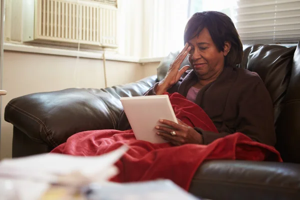 Senior vrouw houden Warm onder deken met foto — Stockfoto