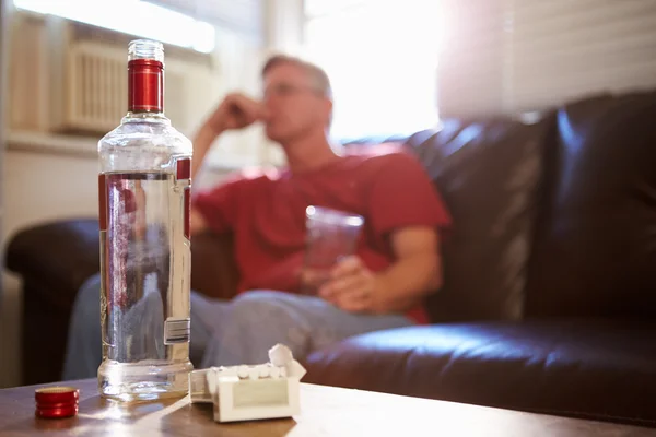 Homem com Vodka e cigarros — Fotografia de Stock