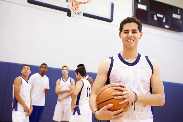 Joueur de basket-ball au lycée — Photo