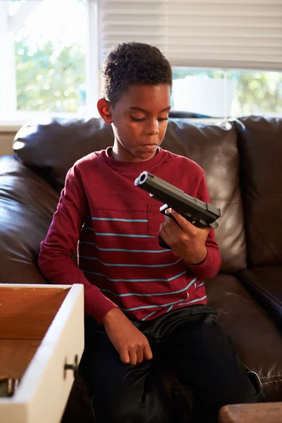 Fiú játszik a szülő fegyvert — Stock Fotó