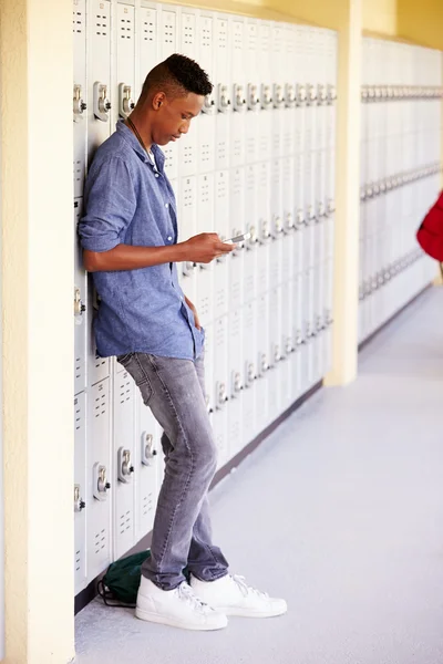 Estudante masculino usando telefone móvel — Fotografia de Stock