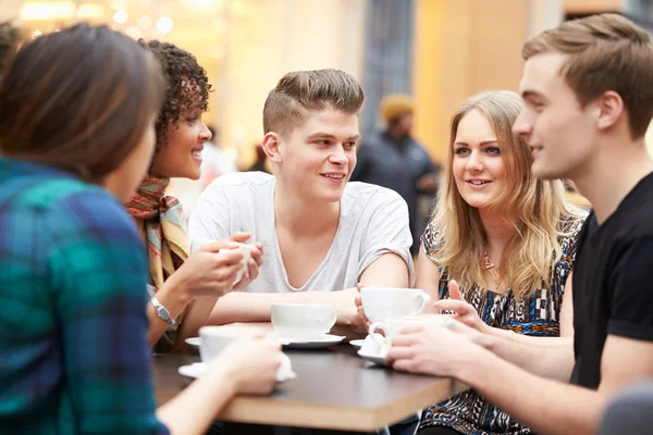 Grupo de jóvenes amigos reunión en el café — Foto de Stock