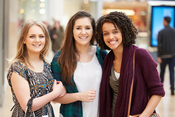 Trois femmes amies faisant du shopping dans un centre commercial ensemble — Photo