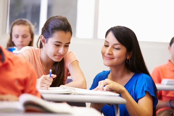 Docent helpt leerlingen in klas — Stockfoto