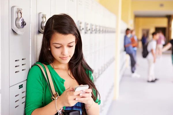 Vrouwelijke student met behulp van mobiele telefoon — Stockfoto