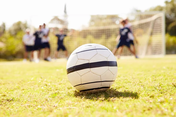 Ballon de football avec des joueurs en arrière-plan — Photo