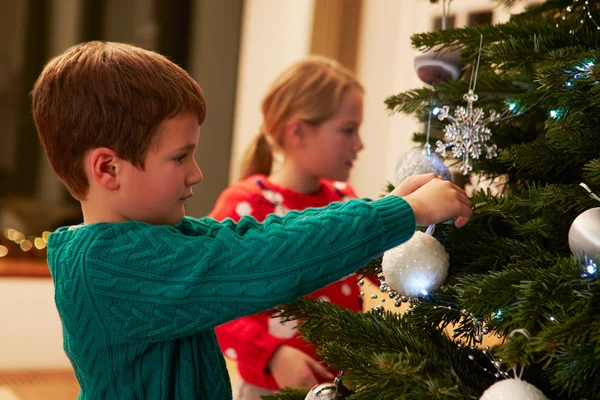 Niños decorando árbol de Navidad — Foto de Stock