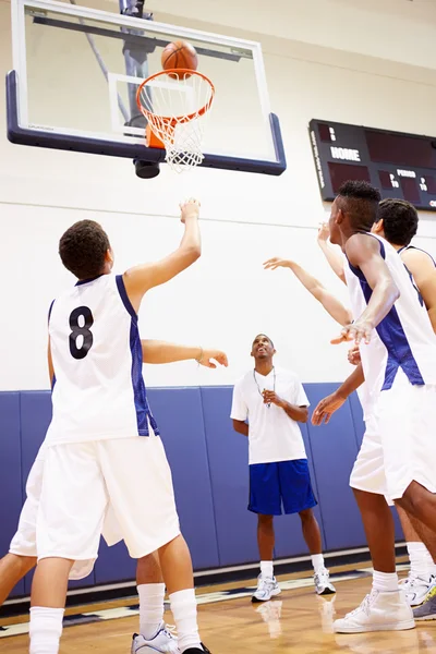 Mužský basketbalový tým hrající hru — Stock fotografie