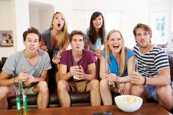 Amis assis sur le canapé Regarder le sport ensemble — Photo