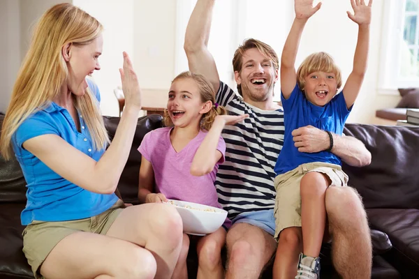 Familie schaut Fußball im Fernsehen — Stockfoto