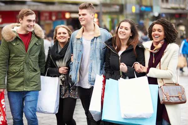 Gruppe junger Freunde kauft gemeinsam im Freien ein — Stockfoto