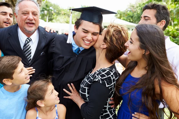 Estudiante y familia celebrando la graduación — Foto de Stock