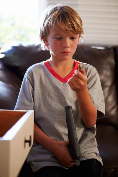 Junge spielt mit Waffe — Stockfoto