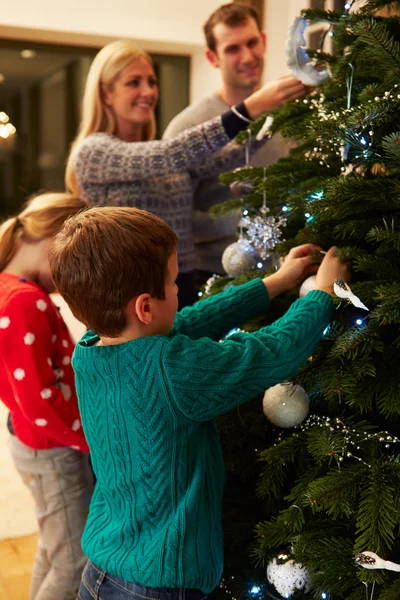 크리스마스 트리 장식하는 가족 장식 — 스톡 사진