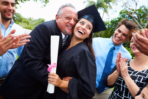 Étudiant hispanique et famille célébrant la remise des diplômes — Photo