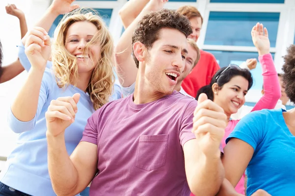 Publikum tanzt bei Open-Air-Konzert — Stockfoto