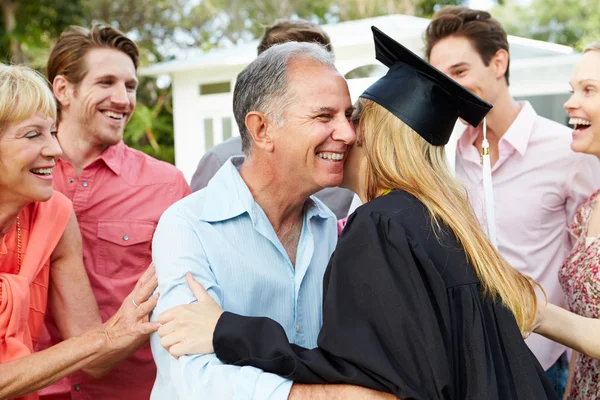 Estudiante y familia celebrando la graduación — Foto de Stock