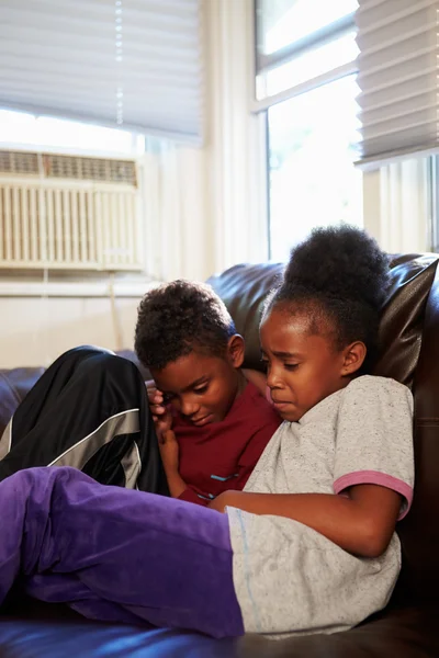 Unglückliche Kinder auf dem Sofa — Stockfoto