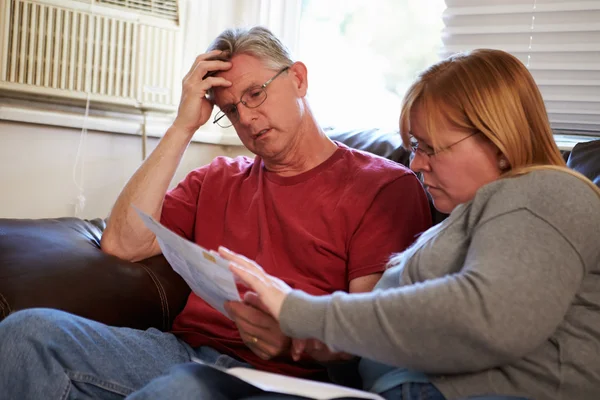 Couple inquiet regardant les factures — Photo