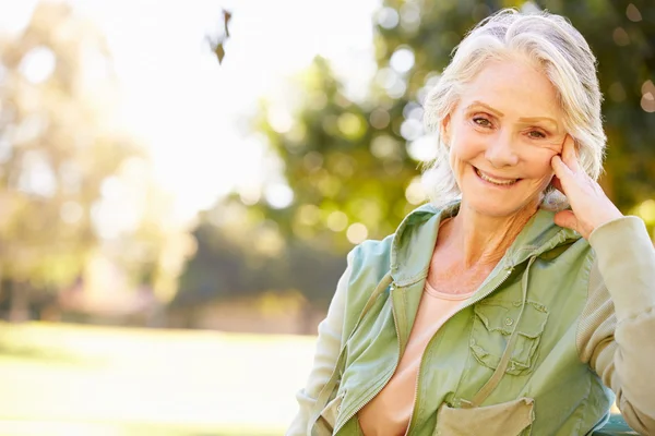 Außenporträt einer lächelnden Seniorin — Stockfoto