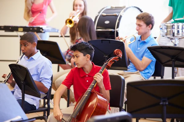 Leerlingen spelende muziekinstrumenten — Stockfoto