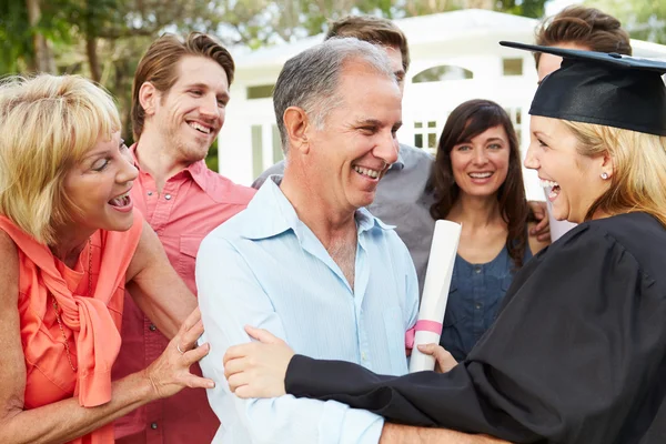 Estudiante y familia celebrando la graduación — Foto de Stock