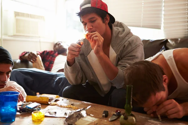 Gang de jeunes hommes prenant des drogues à l'intérieur — Photo