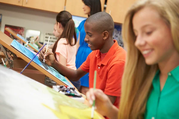 Alumno masculino en la clase de arte de escuela secundaria — Foto de Stock