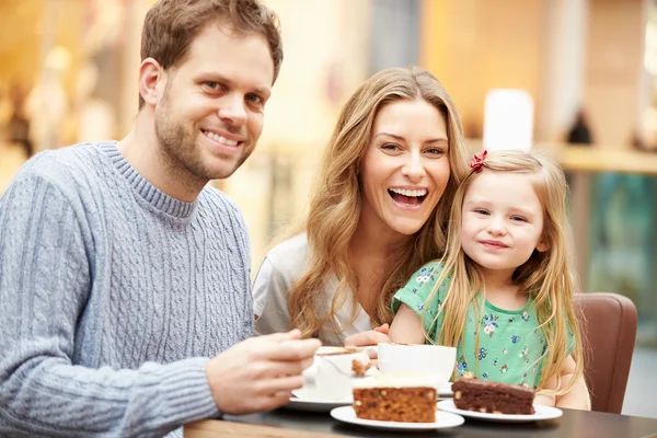 Семья наслаждается закусками в кафе — стоковое фото