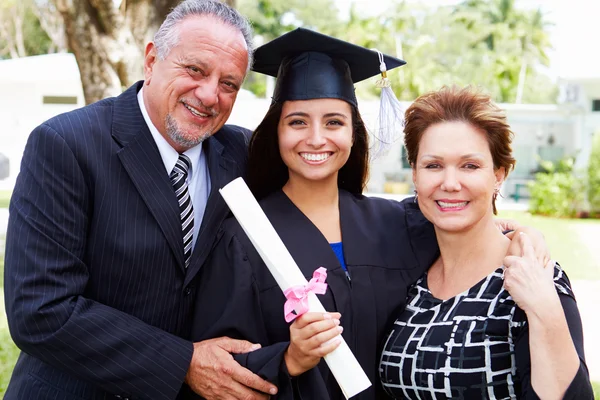 Elev och föräldrar firar examen — Stockfoto